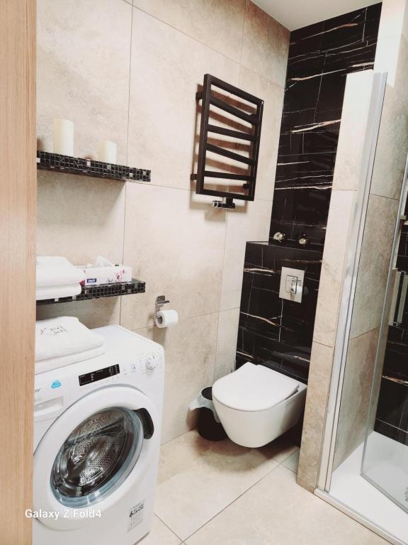 Kúpeľňa v ubytovaní Ekskluzywny Apartament GOLD Gardenia Dziwnów z widokiem na morze trzecie piętro 1 pokojowy EPapartamenty