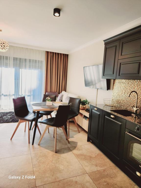 Kuchyňa alebo kuchynka v ubytovaní Ekskluzywny Apartament GOLD Gardenia Dziwnów z widokiem na morze trzecie piętro 1 pokojowy EPapartamenty