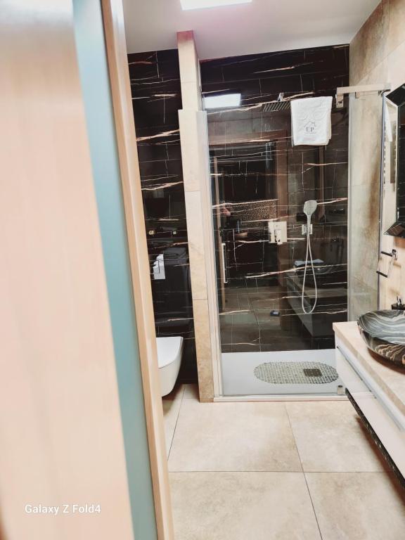 Kúpeľňa v ubytovaní Ekskluzywny Apartament GOLD Gardenia Dziwnów z widokiem na morze trzecie piętro 1 pokojowy EPapartamenty