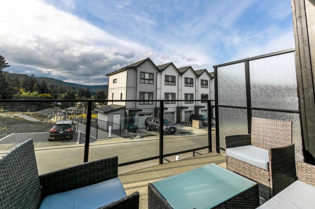 Modern 2BR Townhouse by shoreline of Langford Lake - Housity