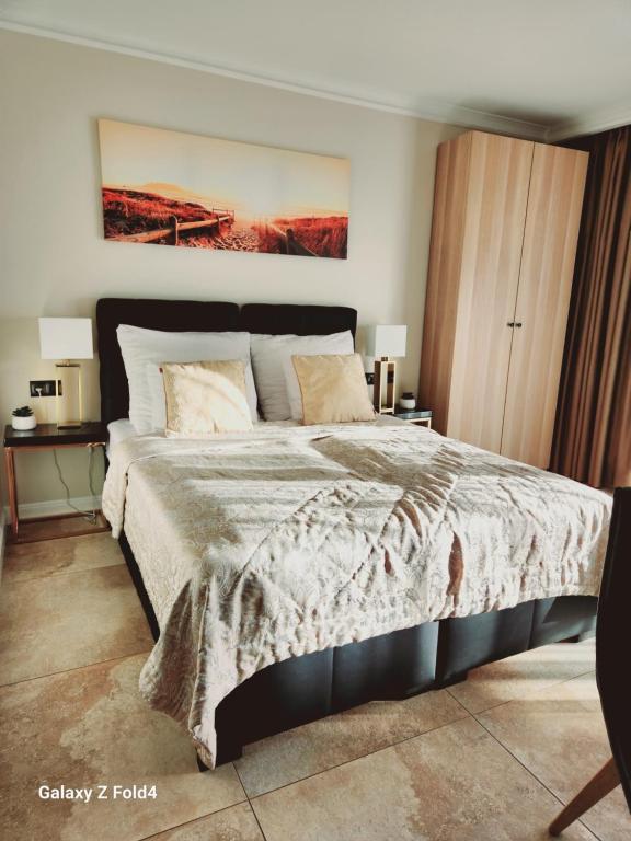 Posteľ alebo postele v izbe v ubytovaní Ekskluzywny Apartament GOLD Gardenia Dziwnów z widokiem na morze trzecie piętro 1 pokojowy EPapartamenty