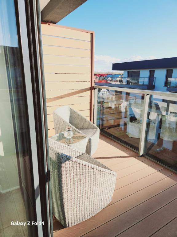 Balkón alebo terasa v ubytovaní Ekskluzywny Apartament GOLD Gardenia Dziwnów z widokiem na morze trzecie piętro 1 pokojowy EPapartamenty