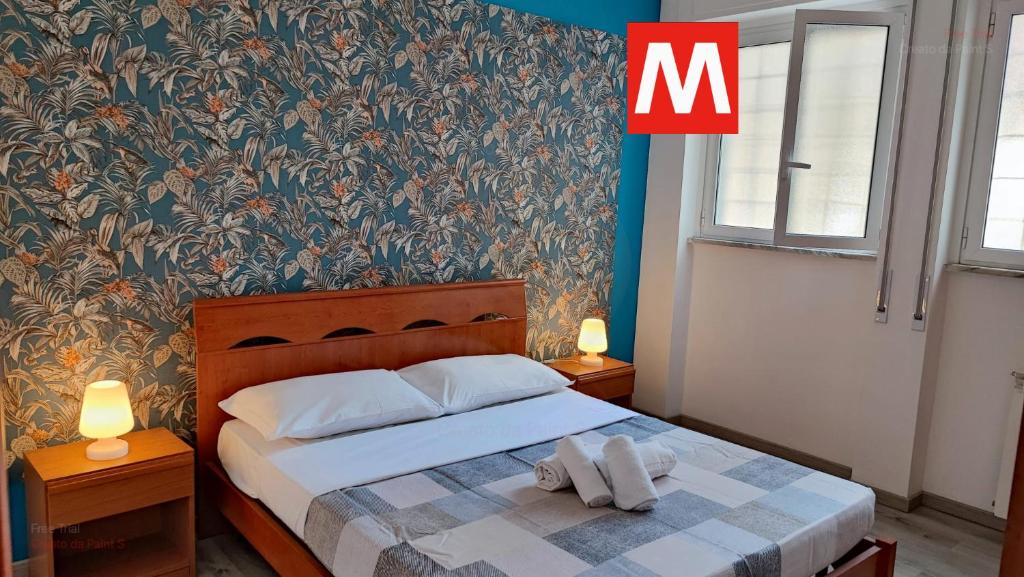 una camera da letto con un letto e due asciugamani di Hubby House - Rome a Roma