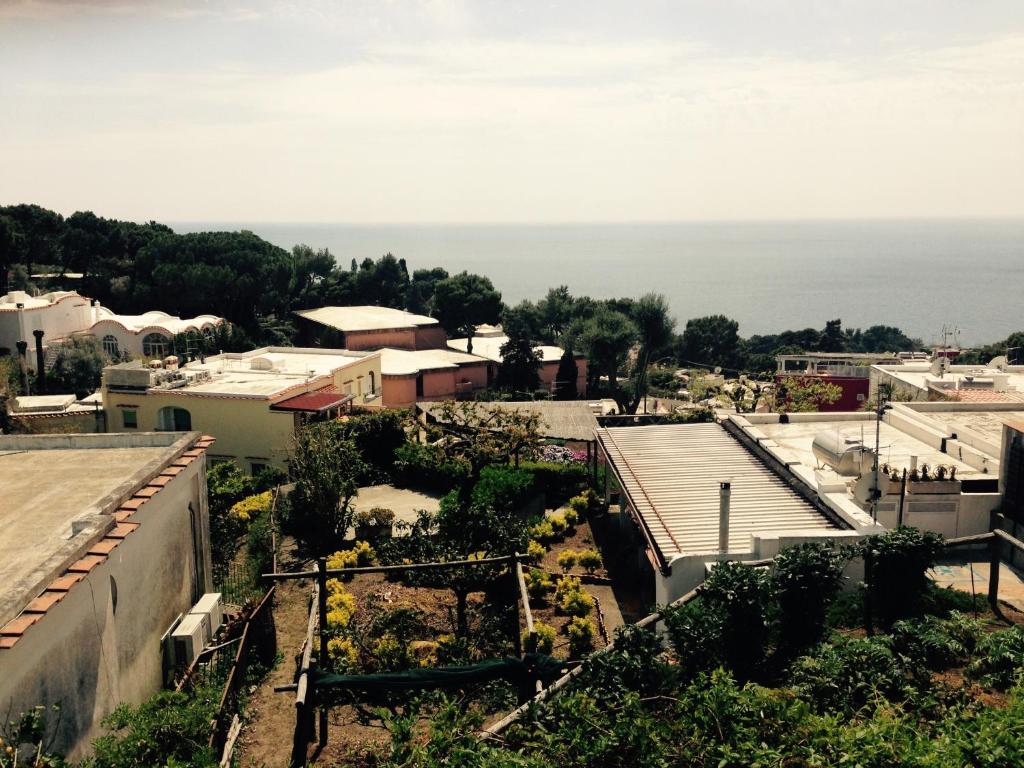 una vista desde el techo de un edificio en La Casetta, en Capri
