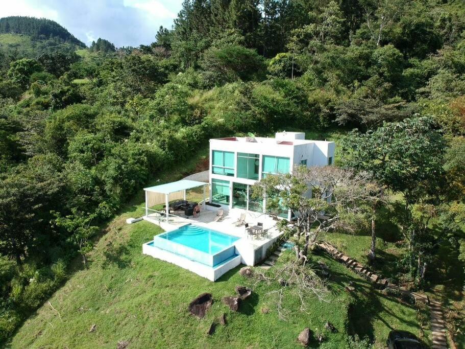 eine Luftansicht eines Hauses mit Pool in der Unterkunft Casa Moderna con piscina en las Montañas de Altos del María in Sorá