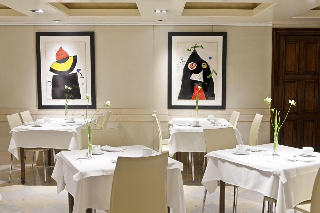 Reštaurácia alebo iné gastronomické zariadenie v ubytovaní Hotel Derby