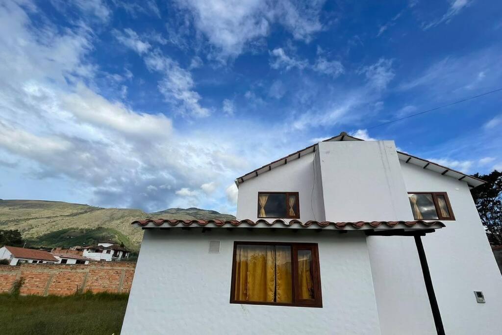 una casa blanca con el cielo en el fondo en Hermosa casa en Villa de Leyva, en Villa de Leyva