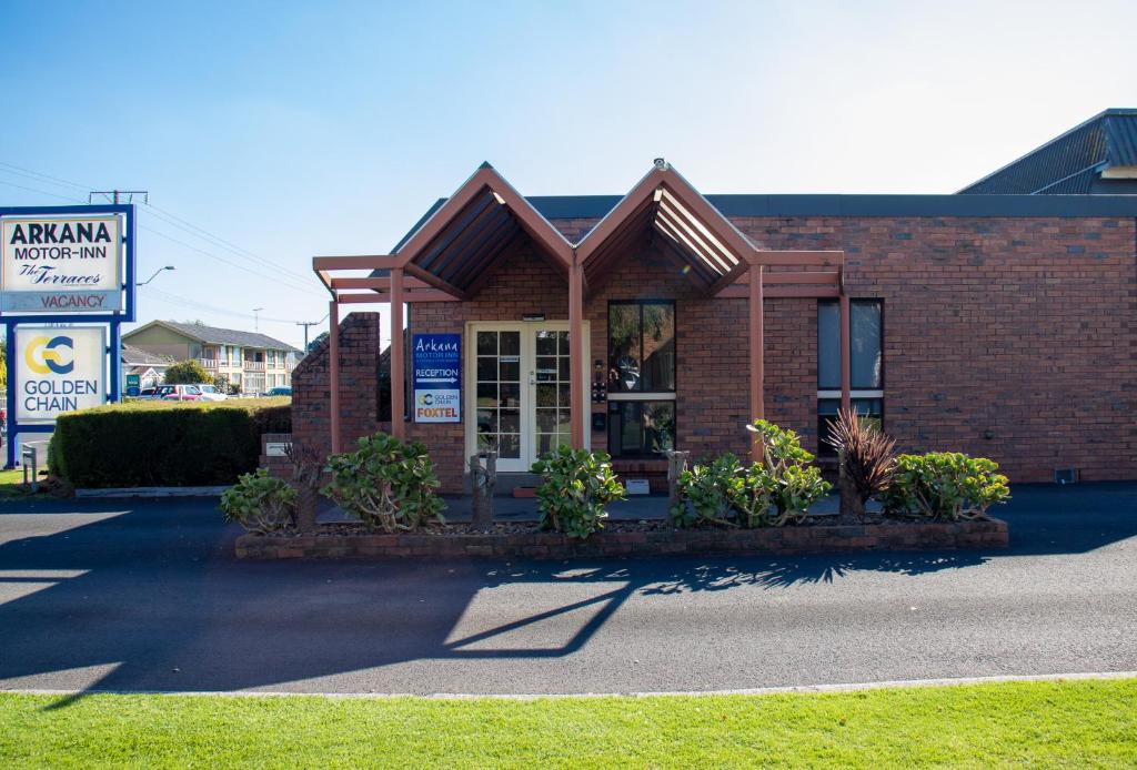 a brick building with a sign in front of it at Arkana Motor Inn & Terrace Apartments in Mount Gambier