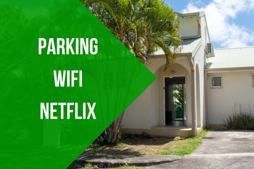 ein grünes Bildschirmfoto eines Hauses mit den Worten Parken WiFi netflix in der Unterkunft La Villa Noémie - Parking - Proche des Plages in Sainte-Anne