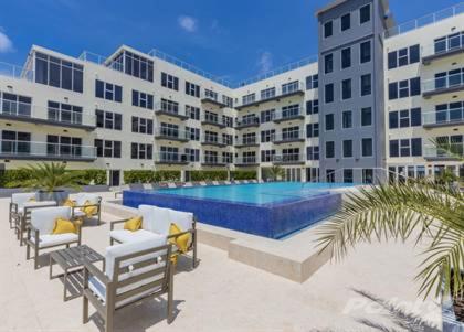 een groot appartementencomplex met een zwembad en stoelen bij Milateo Suite in Oranjestad