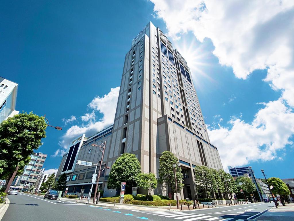 um edifício alto ao lado de uma rua em Royal Pines Hotel Urawa em Saitama