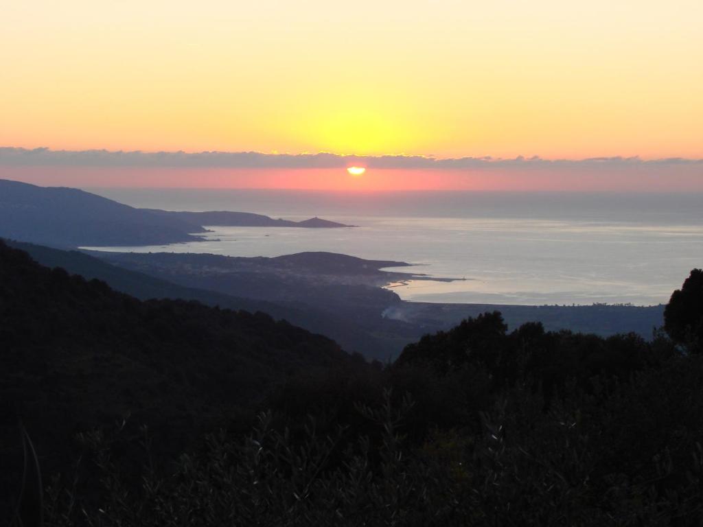 - une vue sur le coucher de soleil sur l'océan dans l'établissement Gîtes ruraux Aria Falcona, à Santa-Maria-Figaniella