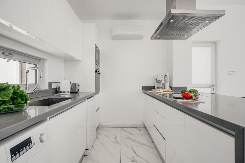 Kuchyň nebo kuchyňský kout v ubytování Protaras Olivia Pearl Villa
