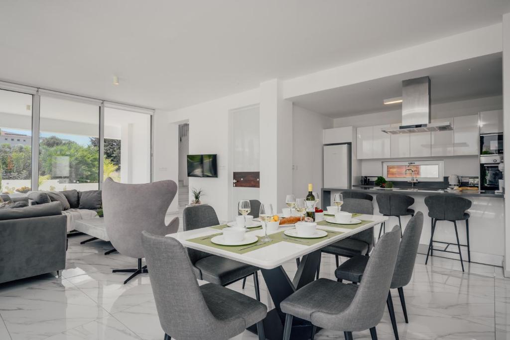 Kuchyň nebo kuchyňský kout v ubytování Protaras Olivia Pearl Villa