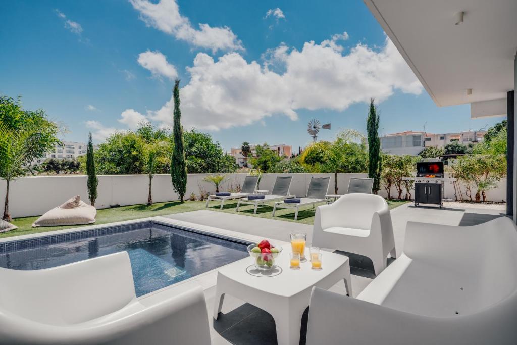 Bazén v ubytování Protaras Olivia Pearl Villa nebo v jeho okolí