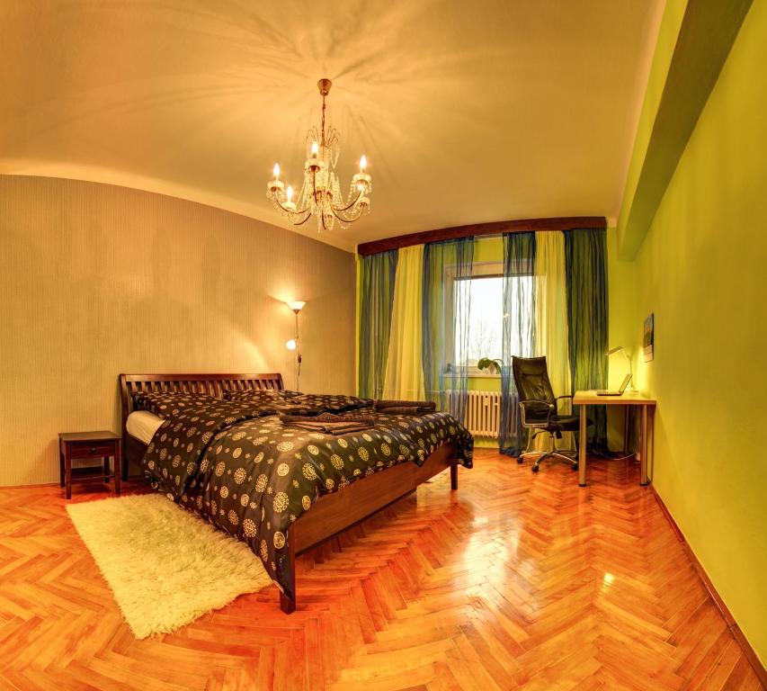 - une chambre avec un lit et un lustre dans l'établissement Apartmán Masarykova třída 61, à Olomouc