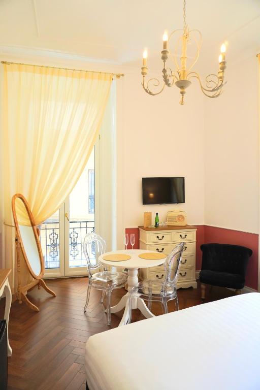 TV i/ili zabavni centar u objektu Macchiato Suites Boutique Guest House
