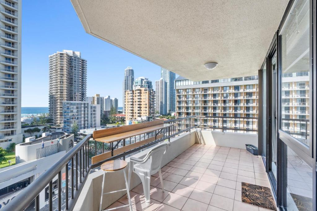 een balkon met uitzicht op de stad bij Cosmopolitan - Hosted by Coastal Letting in Gold Coast