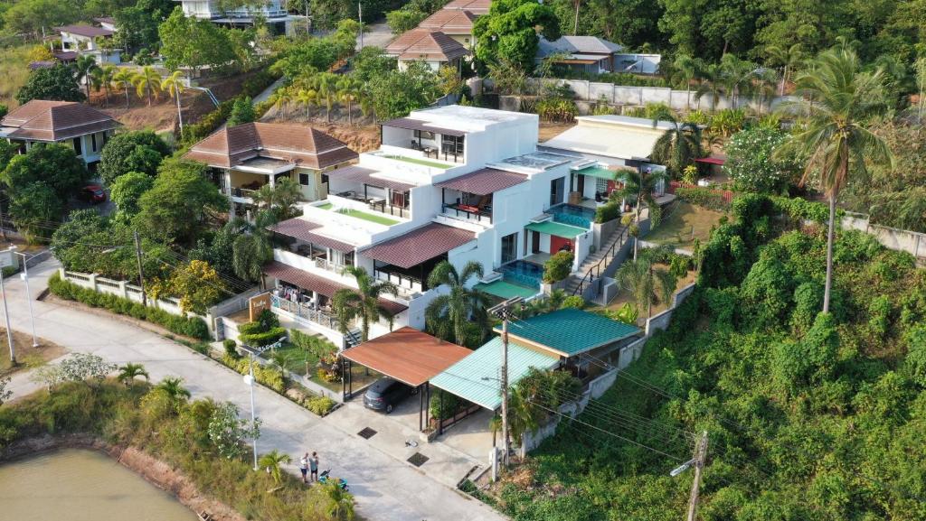una vista aérea de una casa en una colina en Paradise Flower en Wok Tum