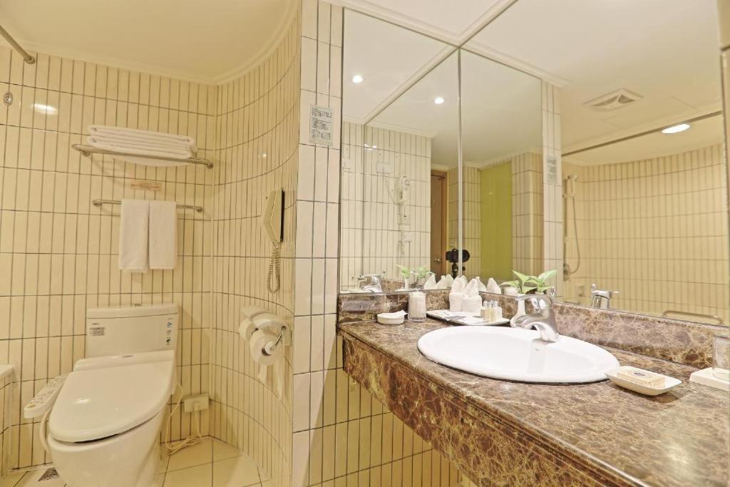 Koupelna v ubytování Santos Hotel