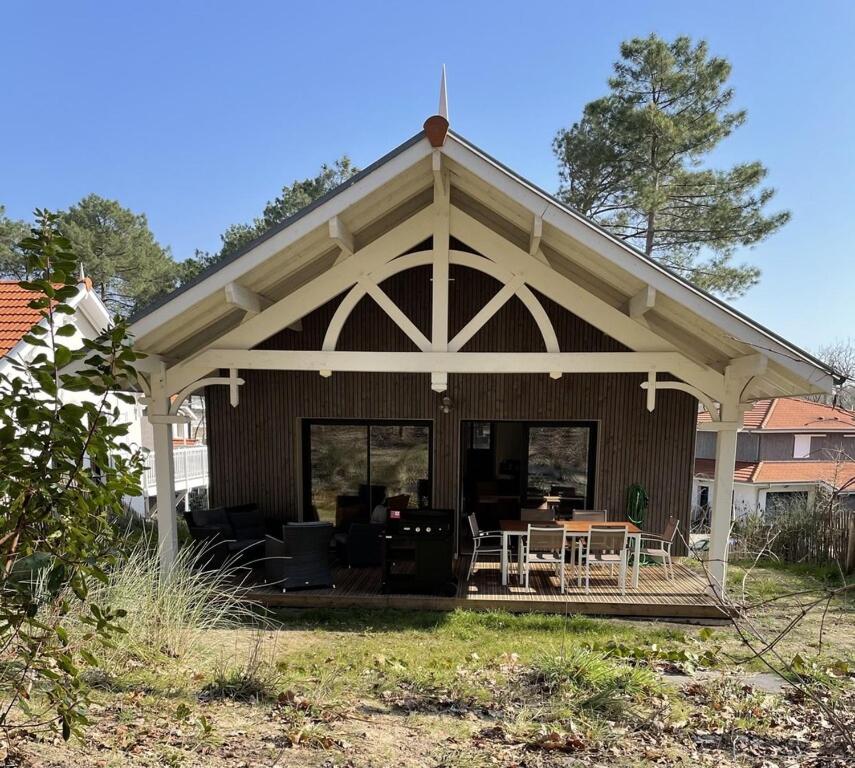 dom z pawilonem ze stołami i krzesłami w obiekcie Ville les flots bleus Proche golf Arcachon w mieście La Teste-de-Buch