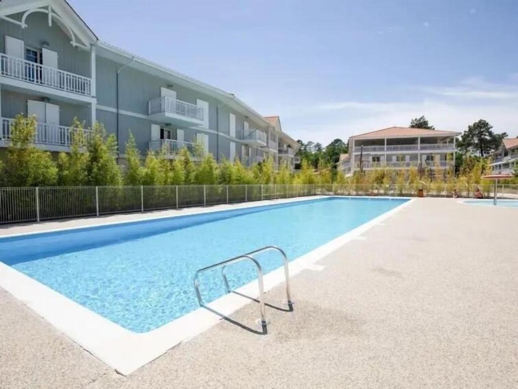 Basen w obiekcie Ville les flots bleus Proche golf Arcachon lub w pobliżu