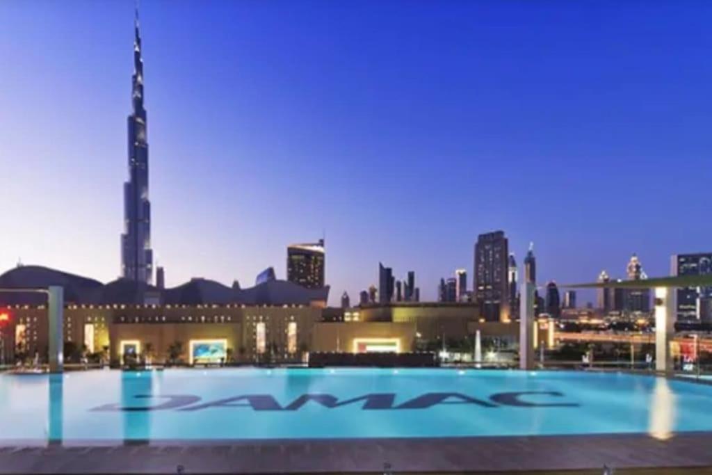 Bazén v ubytování Cozy 1BR apartment 5mins walk form Dubai mall nebo v jeho okolí
