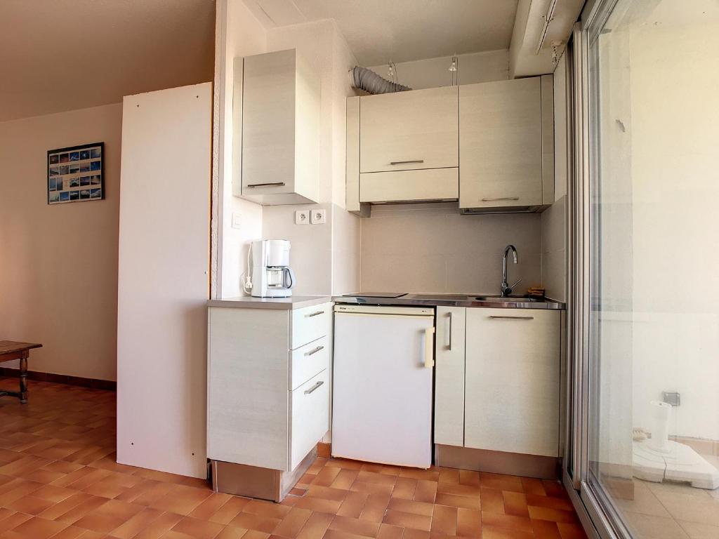 Kuchnia lub aneks kuchenny w obiekcie Studio cabine sur plage avec parking et animaux admis - FR-1-715-63
