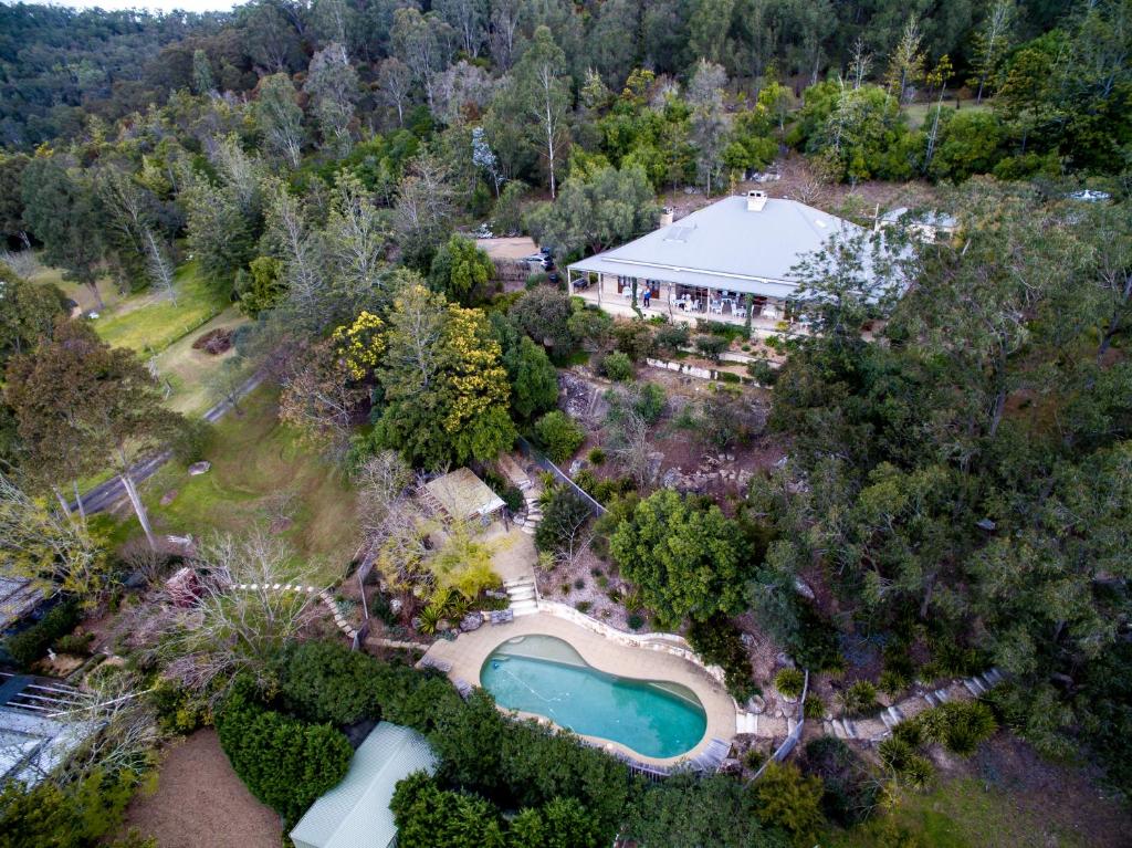 uma vista aérea de uma grande casa com piscina em Capers Cottage and Barn Accommodation em Wollombi