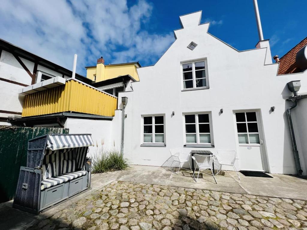 Biały dom z żółtym dachem w obiekcie Baltische Rose w mieście Warnemünde