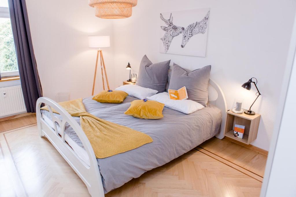 una cama blanca con almohadas en una habitación en Ferienwohnung Wildfang, en Blankenburg