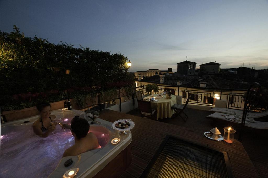 Bazén v ubytování Hotel Bologna ***S nebo v jeho okolí