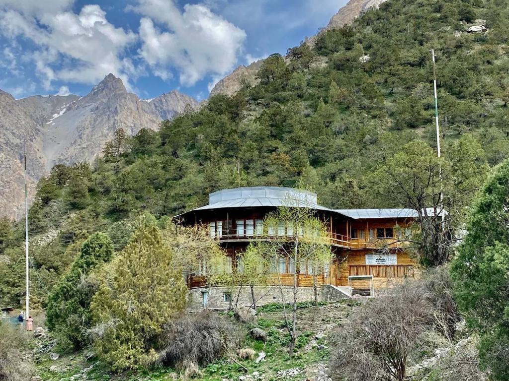 un edificio sul fianco di una montagna di Mountain Base ARTUCH a Panjakent