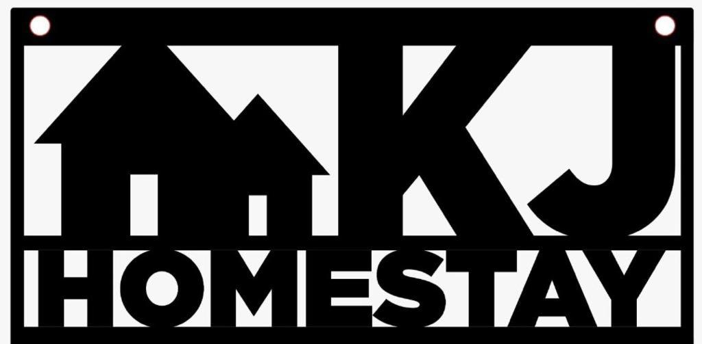 ein schwarzes und weißes Schild mit den Worten "Home Homestay" in der Unterkunft KJ HOMESTAY SUNGAI PETANI in Sungai Petani