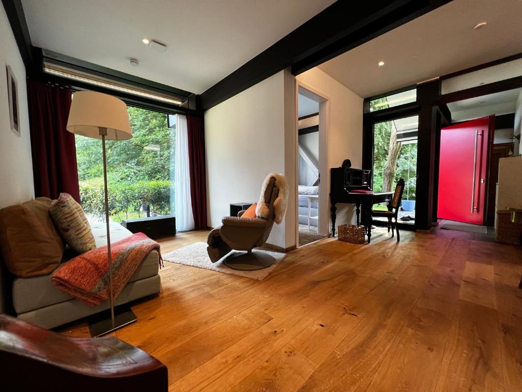 sala de estar con sofá, sillas y piano en Neues Exclusives 2 Schlafzimmer Apartment Hamburg en Hamburgo