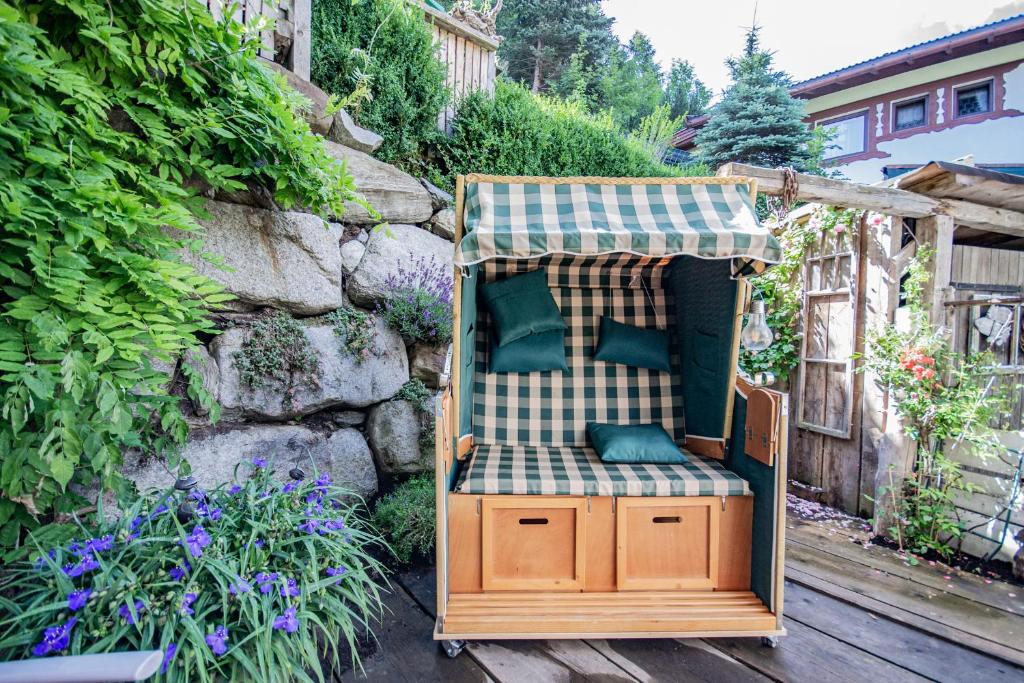 einen Stuhl auf einer Terrasse im Garten in der Unterkunft Gästehaus Wechselberger in Steinach am Brenner