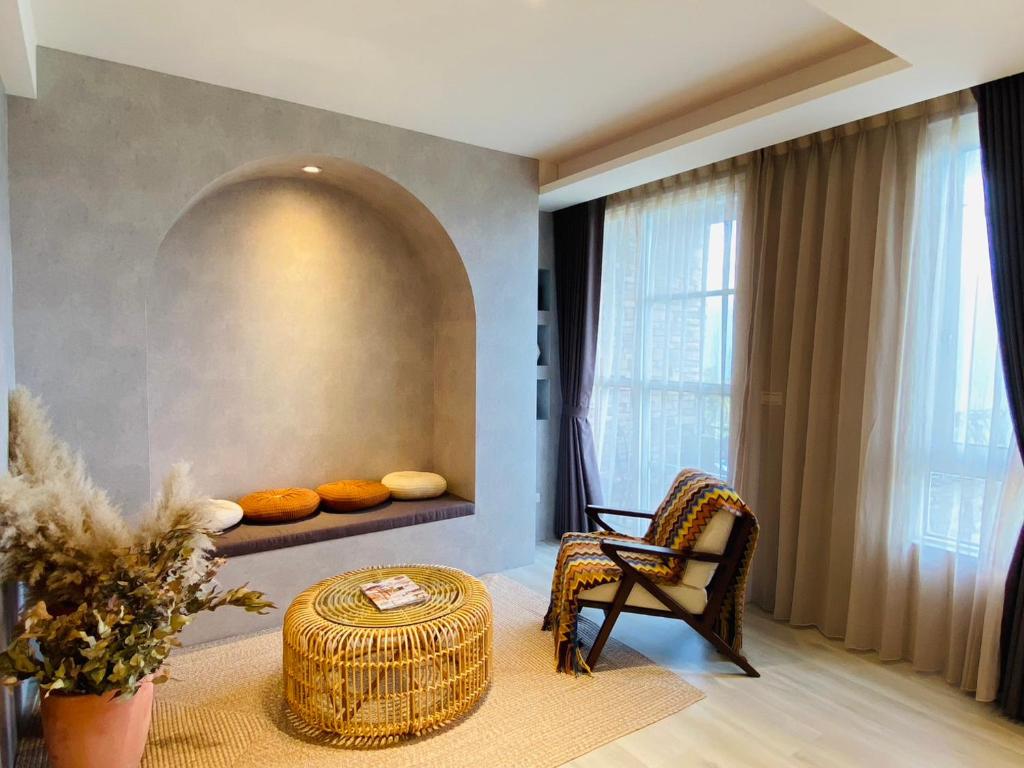 a room with a chair and a table and a window at Cingjing Florence Resort Villa in Ren&#39;ai