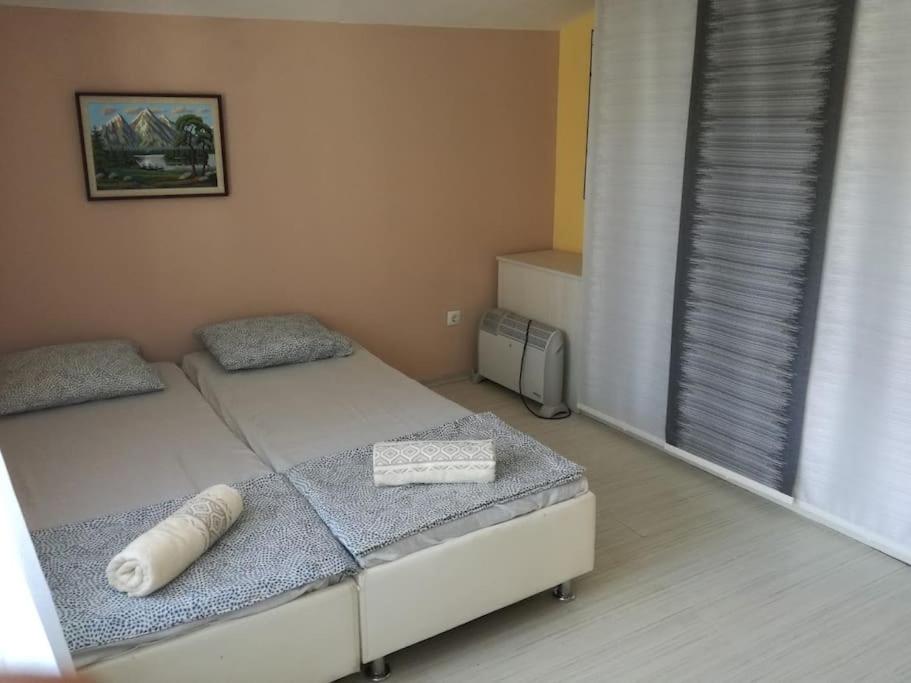 Giường trong phòng chung tại "Whispering pines" vacation home, close to Sofia