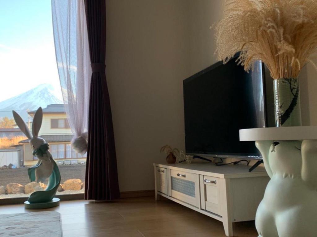 TV a/nebo společenská místnost v ubytování 貸別荘 ウサギの郷