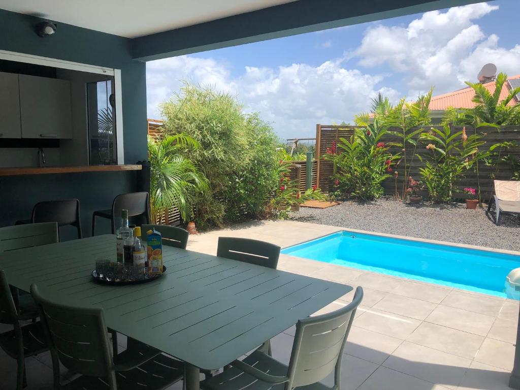 Bazén v ubytování Villa Jalna Zamana 2 chambres piscine privée jardin nebo v jeho okolí