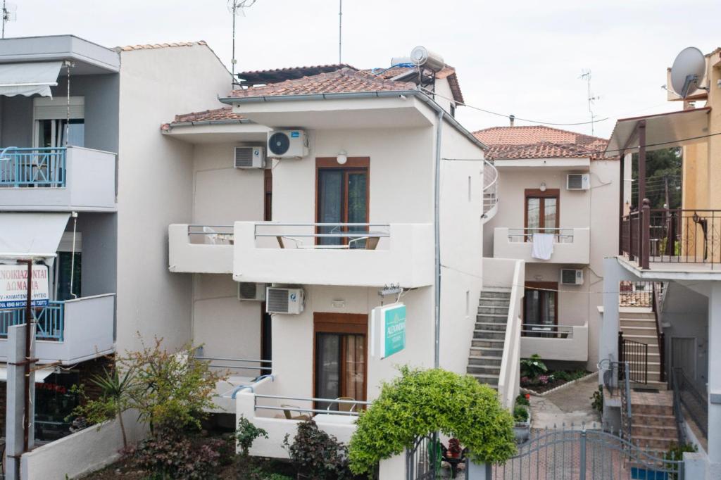 une image d'un immeuble d'appartements avec balcon dans l'établissement Alexandra Studios, à Kallithéa Halkidikis