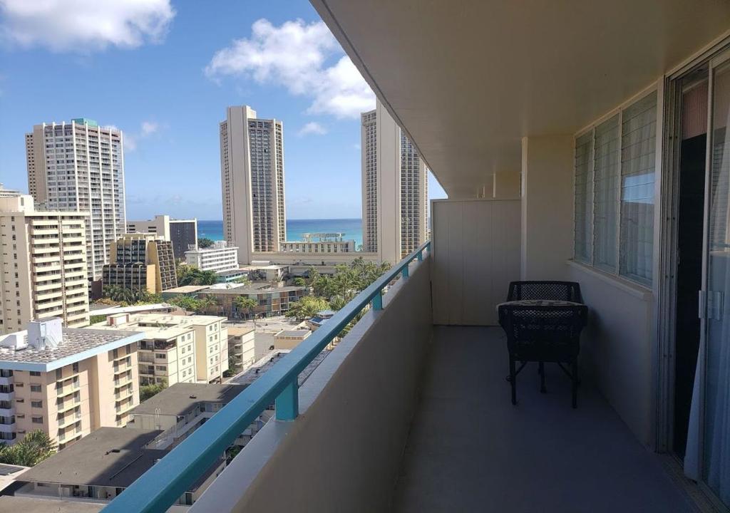 Penthouse in Waikiki with ocean & mountain views في هونولولو: بلكونة مبنى مطل على المدينة