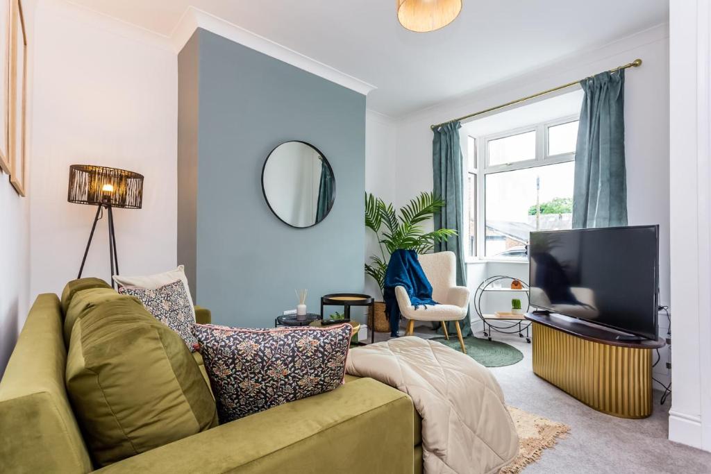 uma sala de estar com um sofá e uma televisão em Boho Chic - Stylish Home in City Centre, Sleeps 4 em Darlington