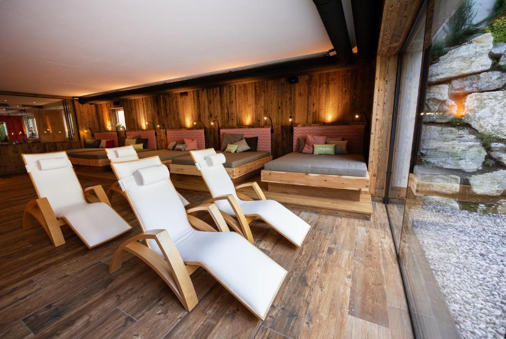 Ein Sitzbereich in der Unterkunft Hotel Lohningerhof