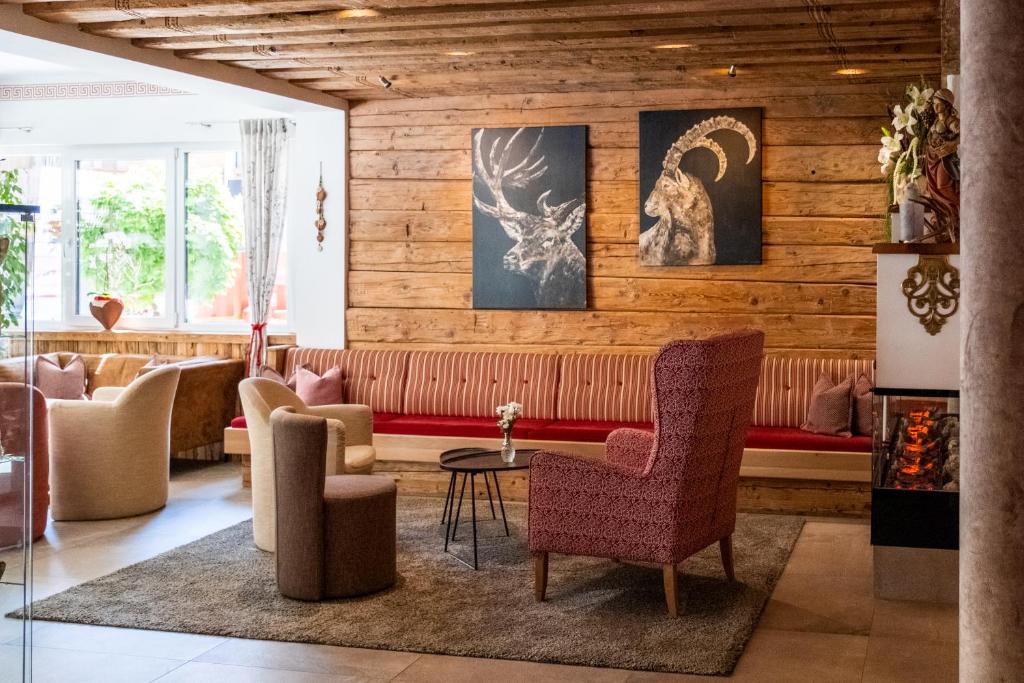Ein Sitzbereich in der Unterkunft Hotel Lohningerhof