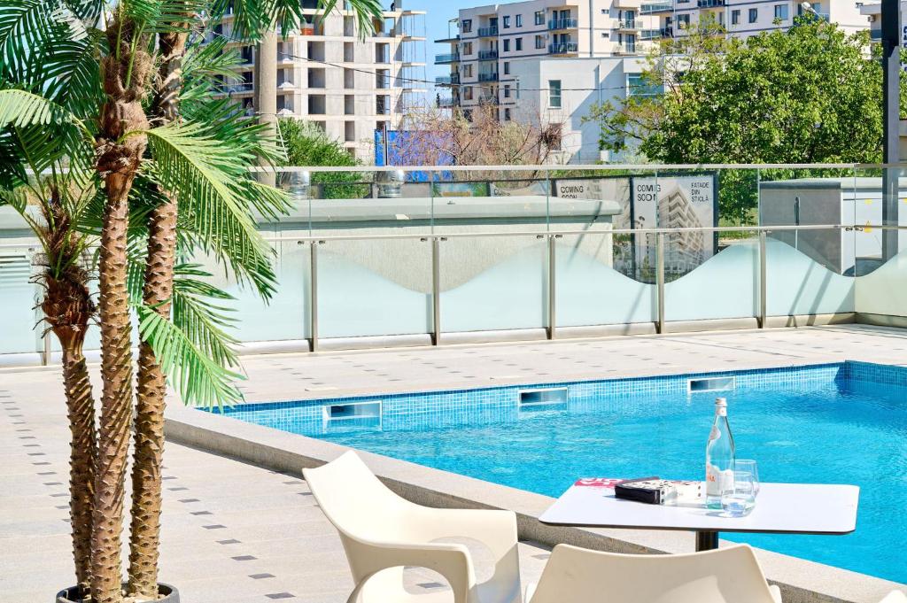 Piscina de la sau aproape de Sunny Home Apartment Nord10 Pool & Playground