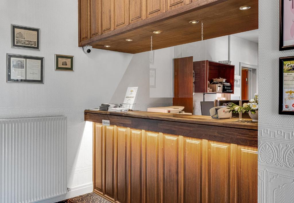 Kuchyň nebo kuchyňský kout v ubytování Hotel Phønix Brønderslev