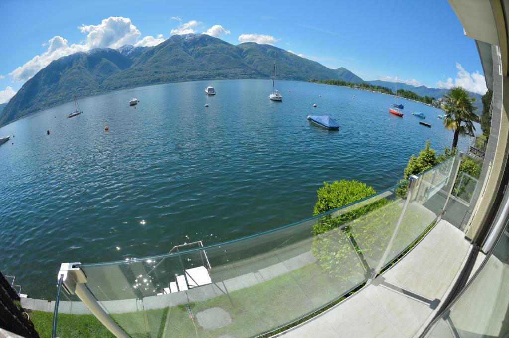 Blick auf einen See mit Booten im Wasser in der Unterkunft Casa Milo al lago in Locarno