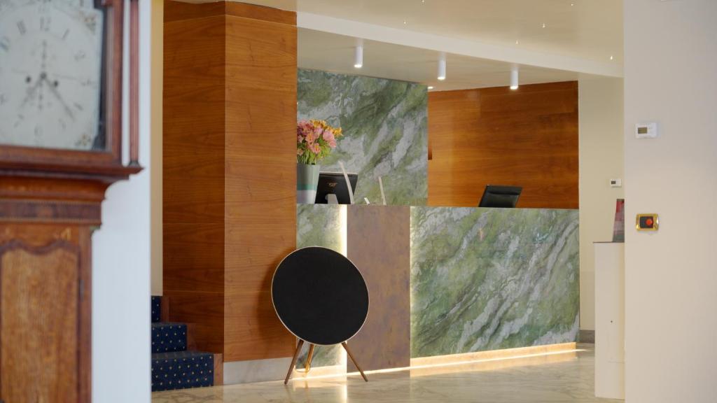 a lobby with a counter with a chair in it at Hotel Kraft in Florence
