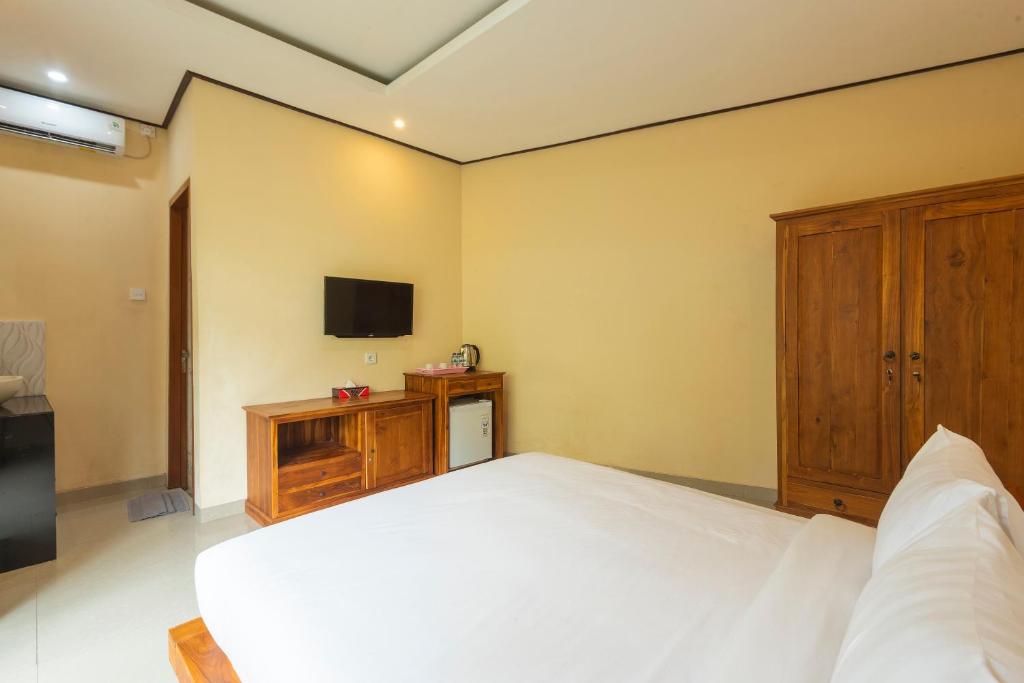 Postel nebo postele na pokoji v ubytování Liliy Guest House Legian near Beach
